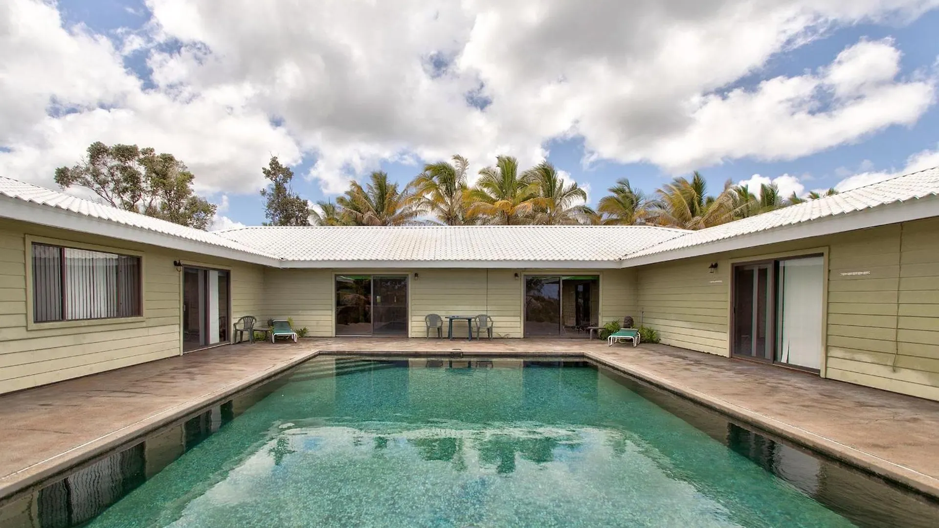 Pool House In Paradise location